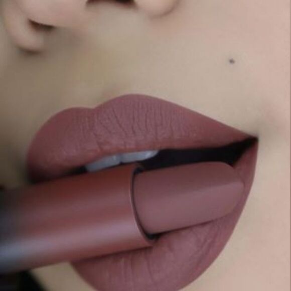 HUDA Beauty Matte Lipstick in Game Night (Rosey Brown) - Picture 6 of 15